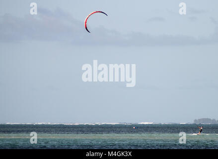 Le Kitesurf, plage de Nungwi, Zanzibar, Tanzanie Banque D'Images