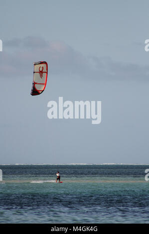 Le Kitesurf, plage de Nungwi, Zanzibar, Tanzanie Banque D'Images