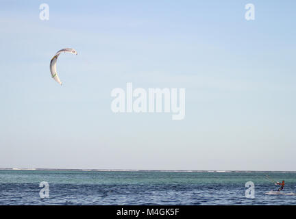 Le Kitesurf, plage de Nungwi, Zanzibar, Tanzanie Banque D'Images