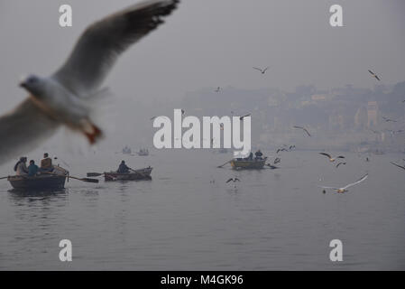 Scène tôt le matin avec des oiseaux et des bateaux, à Varanasi Banque D'Images