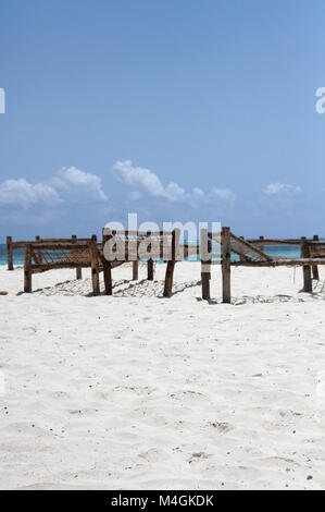 Les lits de bronzage sur la plage, plage de Nungwi, Zanzibar, Tanzanie Banque D'Images