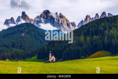 Église St Magdalena Village au pied des Dolomites, l'église Saint Jean à Saintes, Alpes, Italie Banque D'Images
