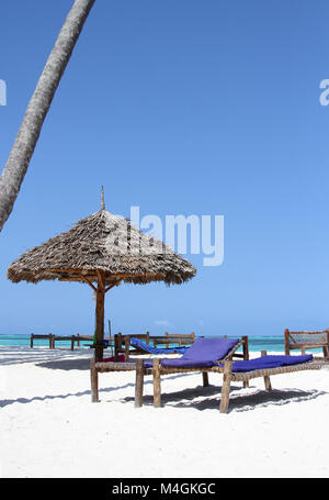 Les lits de bronzage et parasol sur la plage, plage de Nungwi, Zanzibar, Tanzanie Banque D'Images