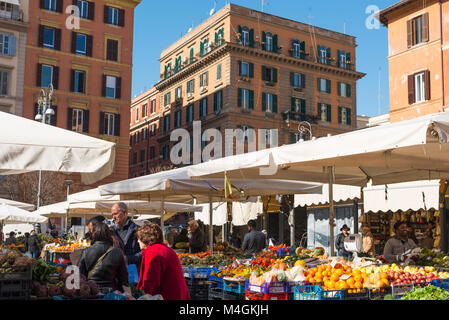 Piazza San Cosimato marché, Trastevere, Rome, Latium, Italie. Banque D'Images