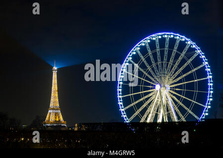 PARIS, FRANCE - CIRCA DÉCEMBRE 2016 : La Tour Eiffel et la Cathédrale de Paris (Paris grande roue) la nuit. Banque D'Images