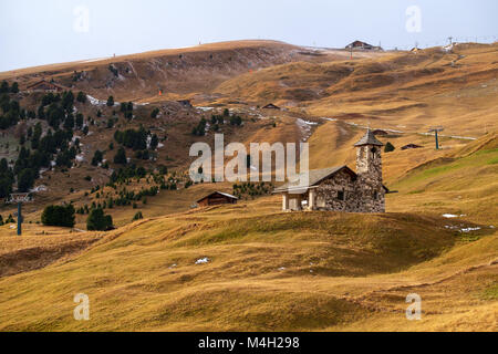Paysages de montagne alpin idyllique avec chapelle en pierre traditionnelle vieille montagne en pic de Seceda, Dolomiti. Le Tyrol du Sud, Italie Banque D'Images