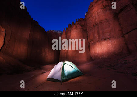 Tente dans la nuit Banque D'Images