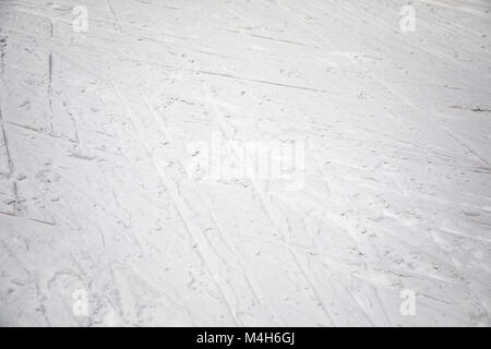 Les traces de ski sur la neige dans les montagnes en journée ensoleillée Banque D'Images