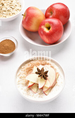 Bouillie d'avoine rouge avec des tranches de pomme et de cannelle. Saine alimentation Le petit-déjeuner gratuit. Vue d'en haut Banque D'Images