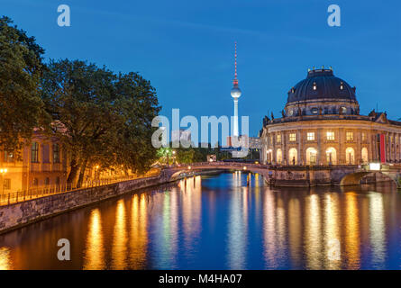 Musée de Bode et tour de télévision de Berlin au crépuscule Banque D'Images