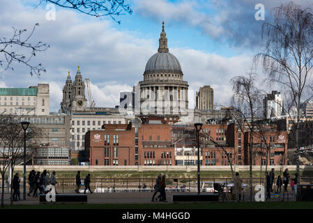 Vue de la ville de Londres, l'école et la Cathédrale St Paul sur la Tamise, Londres, Angleterre, Royaume-Uni. Banque D'Images