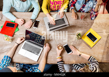 Les personnes qui travaillent avec les ordinateurs portables et téléphones mobiles Banque D'Images
