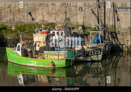 PADSTOW, CORNWALL, le 12 JUIN 2009 : chalutiers de pêche colorés dans le port Banque D'Images