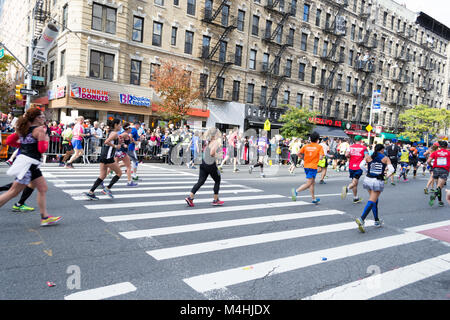 Les coureurs de marathon le long de la première avenue dans le marathon de New York 2016 Banque D'Images