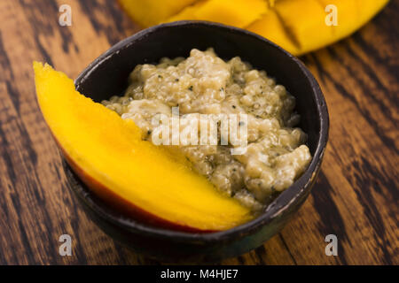 Pouding au tapioca avec tranches de mangue Banque D'Images