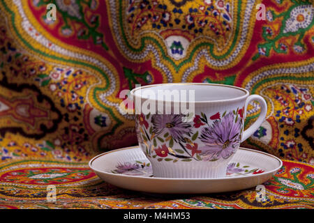 Tasse de thé avec ornement floral Banque D'Images