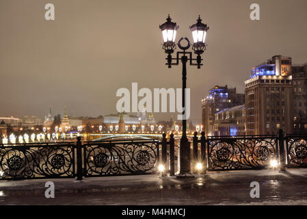 Vue sur le Kremlin de Moscou et Estrada théâtre depuis le pont patriarcale et ajouré clôture sur une soirée d'hiver. Banque D'Images