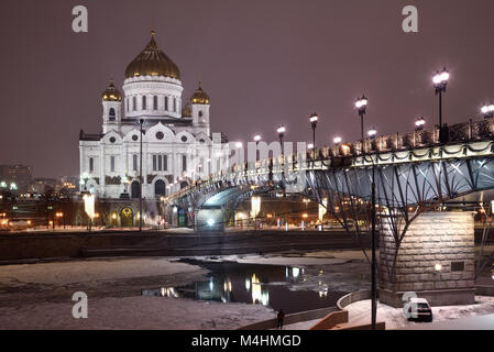 Moscou, Russie - le 29 janvier 2018 : le pont patriarcale et la Cathédrale de Christ le Sauveur dans le soir en hiver. Banque D'Images