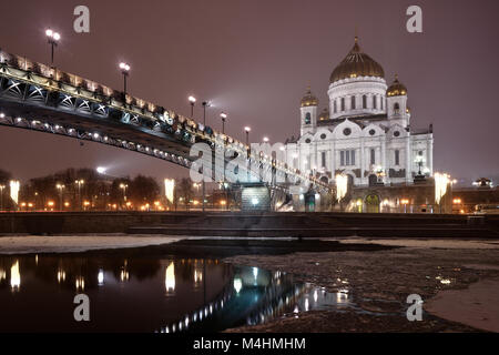 Moscou, Russie - le 29 janvier 2018 : le pont patriarcale et la Cathédrale de Christ le Sauveur dans le soir en hiver. Banque D'Images
