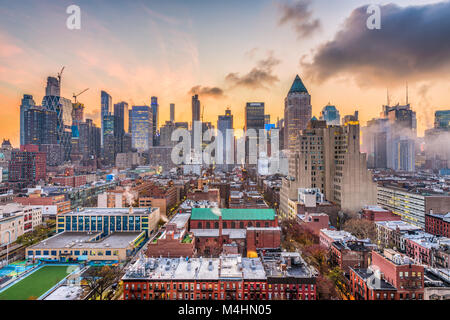 New York, New York, USA Manhattan skyline sur Hell's Kitchen, à l'aube. Banque D'Images