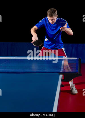 Les jeunes isolés joueur de tennis de table Banque D'Images