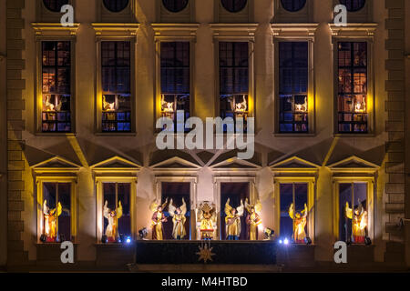 Angélique illuminés jouer à l'hôtel de ville par nuit, marché de Noël, Augsburg, souabe, Bavière, Allemagne Banque D'Images