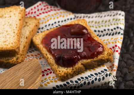 Confiture de cerises de petit-déjeuner sur toast Banque D'Images
