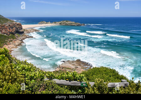 Une vue sur le littoral et la plage de Robberg près de Plettenberg Bay en Afrique du Sud avec des vagues dans l'Océan Indien et un ciel bleu Banque D'Images