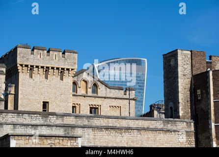 Murs de la Tour de Londres avec le talkie walkie bâtiment en arrière-plan, Londres, Angleterre, Royaume-Uni Banque D'Images