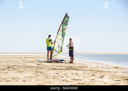 L'île de Fuerteventura , Espagne 12 Juin 2017 : Jeune homme actif prend une leçon particulière avec un moniteur de planche à voile sur la côte de l'océan. Banque D'Images