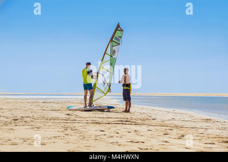 L'île de Fuerteventura , Espagne 12 Juin 2017 : Jeune homme actif prend une leçon particulière avec un moniteur de planche à voile sur la côte de l'océan. Banque D'Images