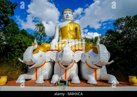 La sculpture de Bouddha, assis sur trois éléphants blancs, Laykyun Sekkya est situé en dessous de Bouddha Maha Bodhi Ta Htaung près de Khatakan Taung village Banque D'Images