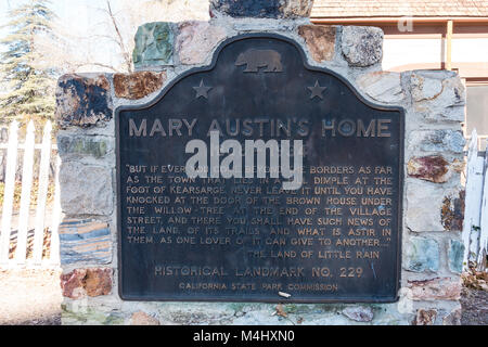 Mary Hunter Austin commémoration Plaque lui en face de sa maison dans l'indépendance, en Californie. Banque D'Images