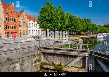 Bruges (Brugge) paysage urbain avec de l'eau canal et le pont Banque D'Images