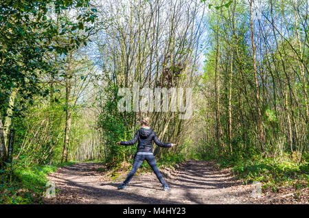 Le chemin le moins fréquenté. Une femme et deux chemins dans les bois Banque D'Images