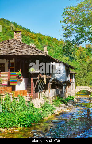 Maisons sur le bord d'une rivière Banque D'Images