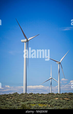 Éoliennes produisant de l'électricité sur une journée ensoleillée vent Banque D'Images