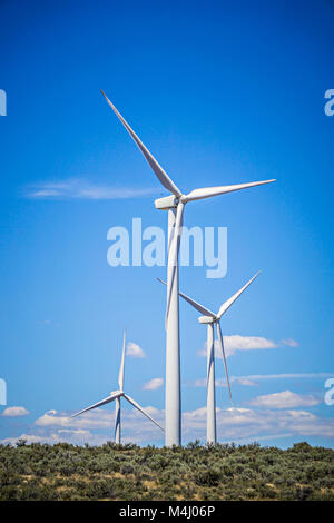 Éoliennes produisant de l'électricité sur une journée ensoleillée vent Banque D'Images