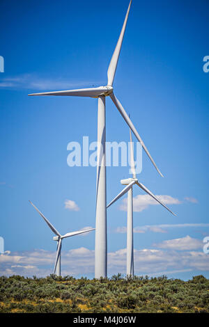 Éoliennes produisant de l'électricité sur une journée ensoleillée vent Banque D'Images
