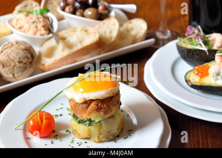 Timbale de Alheira / saucisse portugaise avec l'oeuf sur le dessus et les verts, Jimão Vinhos e Tapas tapas, restaurant, Porto, Portugal Banque D'Images