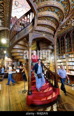 Le célèbre escalier de la Livraria Lello & Librairie Irmão, Porto, Portugal Banque D'Images