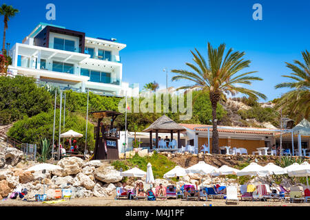 PAPHOS, Chypre - 24 juillet 2016 : Les gens de détente à Coral Bay Beach. Banque D'Images