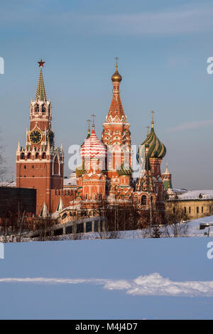 Vue de la tour Spasskaya Kremlin" et de la cathédrale Saint-Basile Zaryadye park à Moscou, Russie Banque D'Images
