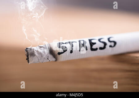 Close-up of a écrit le mot stress Cigarette Banque D'Images