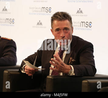 Munich, Allemagne. Feb 15, 2018. L'ancien premier ministre danois Anders Fogh Rasmussen veut parler à la commission à propos de AI. Aujourd'hui, le premier panneau de la Conférence de Munich sur la sécurité (SMC) a eu lieu. Le président de l'Estonie Kersti Kaljulaid, lieutanant général allemand Ludwig Leinhos, ancien secrétaire général de l'OTAN Anders Fogh Rasmussen, Mary Wareham de Himan Rights Watch et le correspondant du New York Times David Sanger ont discuté sur l'intelligence artificielle et warefare. Crédit : Alexander Pohl/Pacific Press/Alamy Live News Banque D'Images