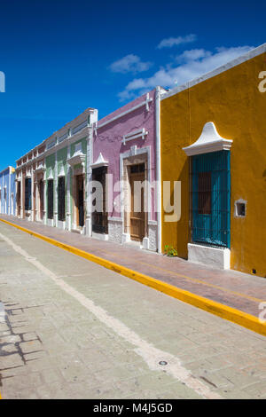 Rue coloniale typique à Campeche, Mexique. Ville historique fortifiée de Campeche - UNESCO World Heritage Site. Banque D'Images