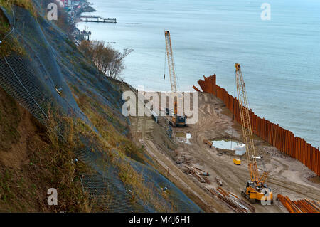 La construction de la promenade en mer, le renforcement de la façade maritime, équipement spécial sur la plage Banque D'Images