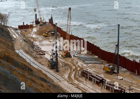 La construction de la promenade en mer, le renforcement de la façade maritime, équipement spécial sur la plage Banque D'Images