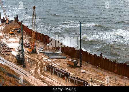 La construction de la promenade en mer, le renforcement de la façade maritime, équipement spécial sur la plage Banque D'Images