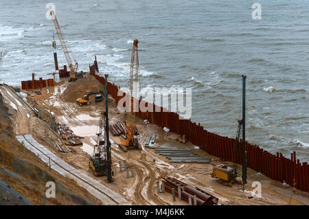 La construction de la promenade en mer, le renforcement de la façade maritime, équipement spécial sur la plage Banque D'Images